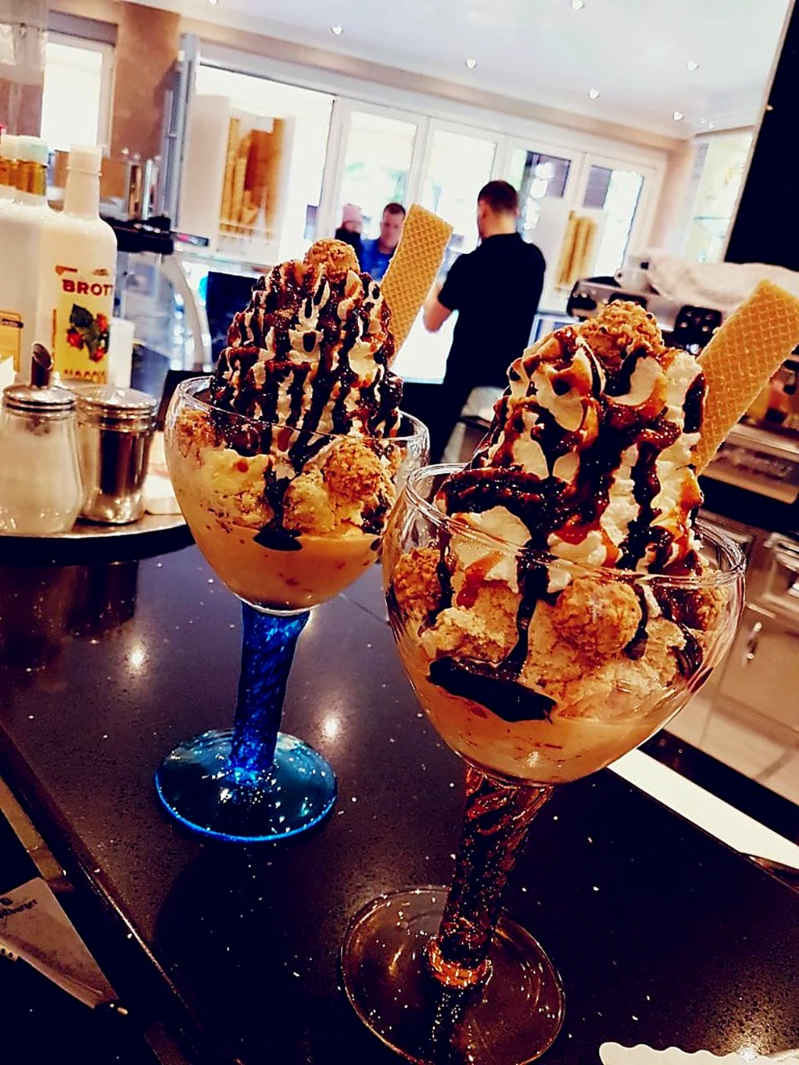 Eisbecher und Atmosphäre im Eiscafé