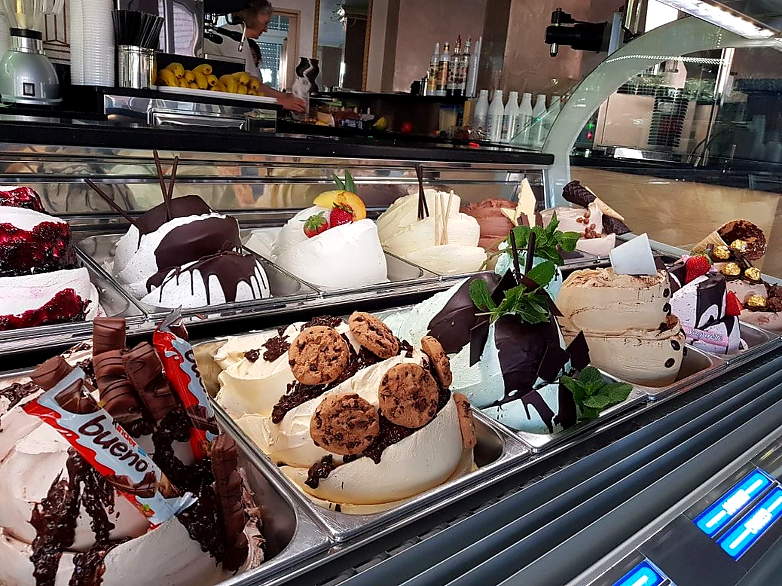 Gelato-Theke mit vielfältigen Spezialitäten und Café-Bereich